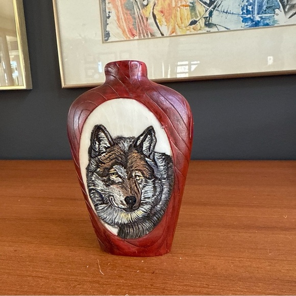 VINTAGE HAND PAINTED WOLF CARVING RESIN RED BOTTLE Vase COLLECTIBLE - Picture 7 of 7